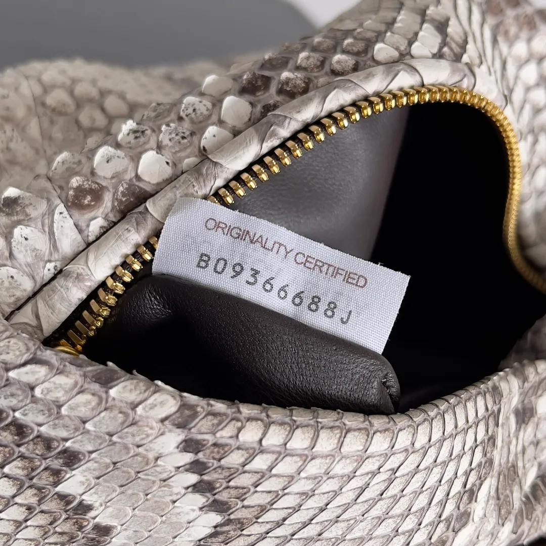 Batch 2760 Bottega Veneta python skin Jodie, this kind of rare leather bag always makes people feel difficult to control, but in fact, the simpler the clothes, the more natural and wild beauty of the bag can be shown. Jodie is a classic model of BV family. This time the python skin breaks the original cute and sweet style. It must be said that the designer's bold attempt has created a different kind of beauty. The representative spirit of python is strength and mystery, which corresponds to the beautiful quality of modern women's independence and strength. Style number: 789246 Size: 23*15*5cm
